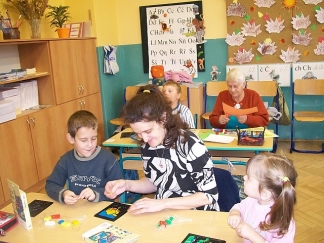 J�rovi a jeho mamince pom�hala i mlad�� sest�i�ka