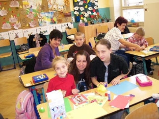 Pavl�nka se svou maminkou a star�� sestrou